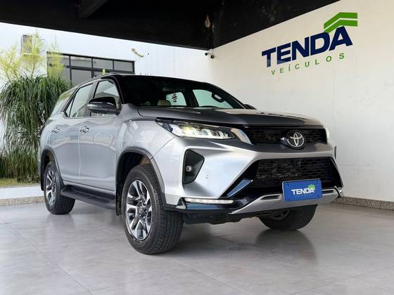 TOYOTA HILUX SW4 2.8 D-4D TURBO DIESEL DIAMOND 7L 4X4 AUTOMÁTICO TOYOTA HILUX SW4 2.8 D-4D TURBO DIESEL DIAMOND 7L 4X4 AUTOMÁTICO